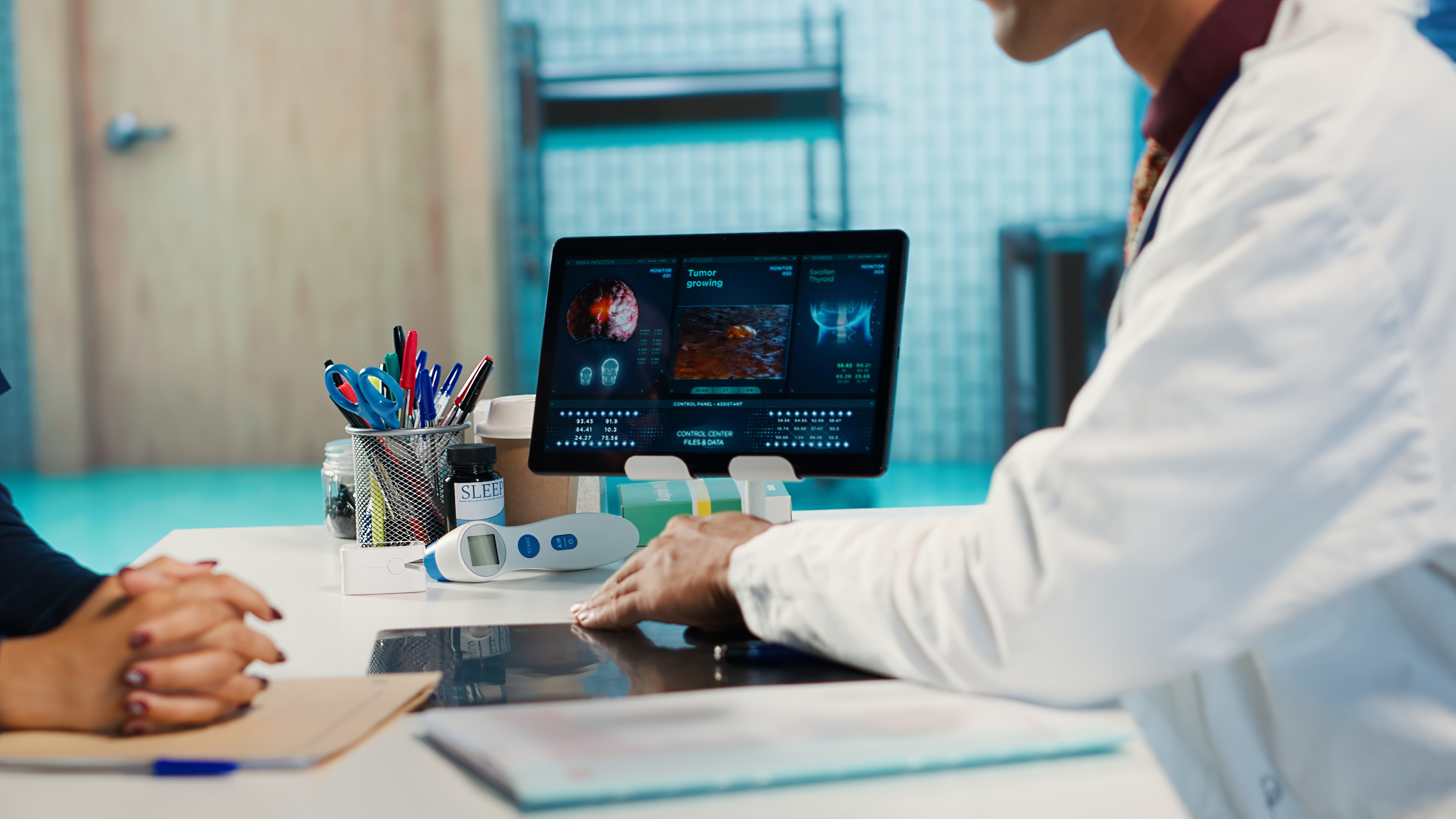 Doctor usando tecnología